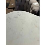 Valkoinen ja ruskea marmorinen sohvapöytä (Naruto), jossa kosmeettinen vika.