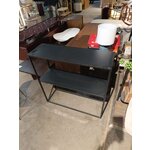 Musta metallihylly (Neptune), jossa kauneusvirhe