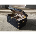 Must Nahast Hoiukast (Angel Cerdá)