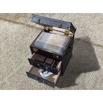 Must Nahast Hoiukast (Angel Cerdá)