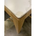 Medinio dizaino pietų stalas su lengvu akmeniniu stalviršiu (jackson) su kosmetiniais trūkumais