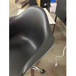 Melns biroja krēsls (pring) ar kosmētiskiem defektiem