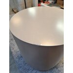 Bēšs iekštelpu un āra kafijas galdiņš (rona) ar kosmētiskiem defektiem