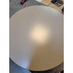 Bēšs iekštelpu un āra kafijas galdiņš (rona) ar kosmētiskiem defektiem