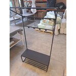 Juoda drabužių kabykla (Nash) su kosmetiniu defektu