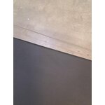 Juoda drabužių kabykla (Nash) su kosmetiniu defektu