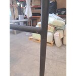 Juoda drabužių kabykla (Nash) su kosmetiniu defektu