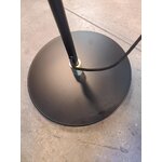 Melna stāvlampa (neron) ar kosmētiskiem defektiem.