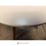 Dīvāna galdu komplekts ar bodīna (balta etiķete) skaistuma defektiem, zāles paraugs