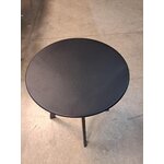 Melns mazs dārza kafijas galdiņš, kas izgatavots no dzelzs (koka) ar defektu