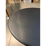 Melns mazs dārza kafijas galdiņš, kas izgatavots no dzelzs (koka) ar defektu