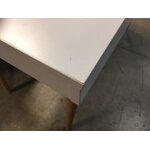 Smėlio spalvos runų rašomasis stalas (julian) su grožio trūkumais, salės pavyzdys