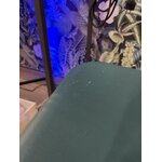 Sininen tuoli (claire), jossa kauneusvirhe