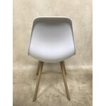 Baltai rudos spalvos plastikinė kėdė su grožio defektais, salės pavyzdys
