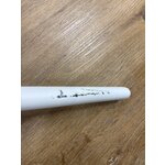 Vaaleanharmaa Einara (la forma) työtuoli, jossa kosmeettisia virheitä.