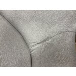 Vaaleanharmaa Einara (la forma) työtuoli, jossa kosmeettisia virheitä.