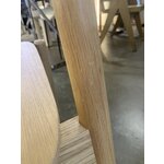Vaaleanruskea tuoli, jossa on vinoja (hübsch) virheitä