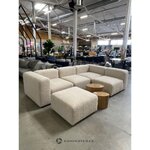 Šviesiai smėlio spalvos modulinė kampinė sofa (lena) su kosmetiniais defektais.