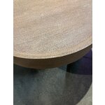 Gaiši brūns apaļš kafijas galdiņš (benno) ar kosmētiskiem defektiem