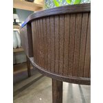 Tamsiai rudas dizainerio rašomasis stalas (kalaris) su kosmetiniais defektais.