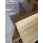 Gaiši brūns zems kafijas galdiņš (kona)