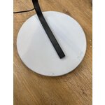 Dizaina grīdas lampa salūzusi (izcila) ar trūkumiem