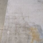 Gaiši pelēks-bēšs ar rokām austs viskozes paklājs (jane) 200x300cm (ar skaistuma defektiem, zāles paraugs)