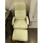 Balts ādas krēsls ar nelielām kosmētiskām nepilnībām