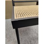 Musta massiivipuinen designtuoli (sissi), jossa kauneusvirhe
