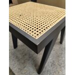 Musta massiivipuinen designtuoli (sissi), jossa kauneusvirhe