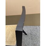 Musta massiivipuinen designtuoli (sissi), jossa kauneusvirhe