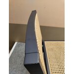 Musta massiivipuinen designtuoli (sissi), jossa kauneusvirhe