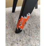Musta massiivipuinen designtuoli (sissi), jossa kauneusvirhe