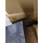 Musta design-sohvapöytä, jossa lesley kauneusvirheitä