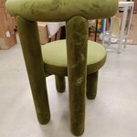 Vihreä samettinen tuoli (calan), jossa on kosmeettinen vika