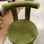 Vihreä samettinen tuoli (calan), jossa on kosmeettinen vika