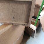 Prie sienos tvirtinamas naktinis staliukas (Whitmore) (KONV)