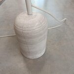 Balta dizaina grīdas lampa (Alina)