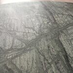 Tumeroheline ümmargune marmorist söögilaud (noam) iluveaga