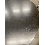 Marmora imitācijas apaļais pusdienu galds amble (actona) d=110 ar kosmētiskiem defektiem.