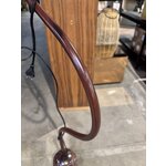 Marmorinen design-lattiavalaisin (alina), jossa kosmeettinen virhe