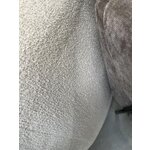 Vaaleanbeige nojatuoli (sohva), jossa on kosmeettinen vika