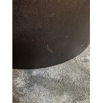 Musta pyöreä sohvapöytä (dan), jossa kauneusvirhe