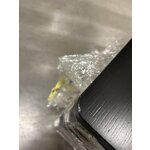 Rottinki-sivupöytä, jossa renkaat (versmissen) ja kosmeettisia virheitä.