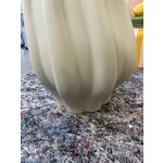 Keraaminen maljakko (blom), jossa kosmeettisia virheitä.