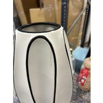 Hopeinen maljakko (bia), jossa kosmeettisia virheitä.