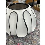 Hopeinen maljakko (bia), jossa kosmeettisia virheitä.