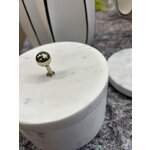 Marmorinen kansikorurasia (selina), jossa kosmeettisia virheitä.