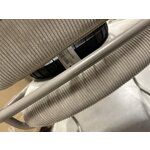 Beige tuoli (don) erilainen kuin alkuperäinen