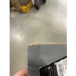 Durvju paklājiņš ieradās kastītē, ar kosmētiskiem defektiem.